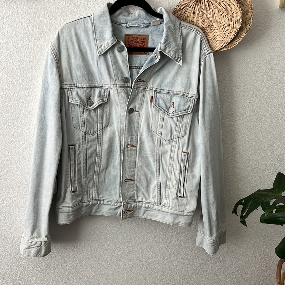 Levi’s Light Wash Floral Embroidered Jean Jacket (Flawed)